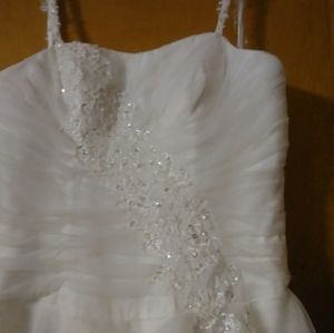 Wedding dress in good condition  just tried on. Ne